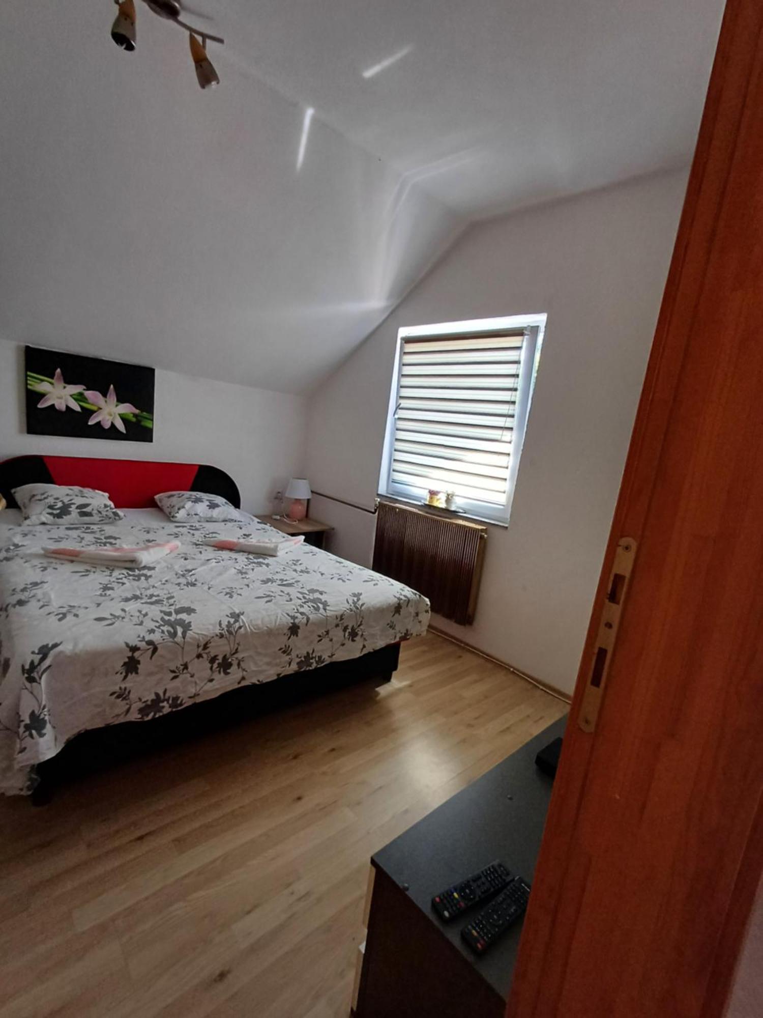 Apartman Denis Una Luzine Exteriér fotografie